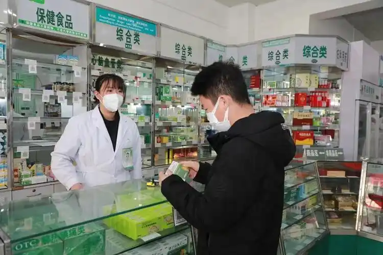 消费者在药店买药.