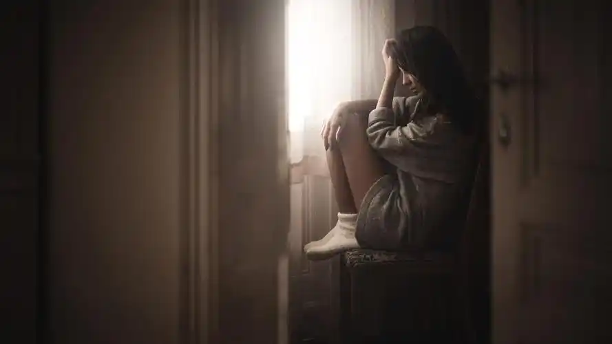 一个人抱头心碎绝望的伤感图片