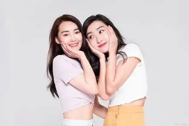 女生喜欢女生的最明显的表现从情感行为和心理多角度深入剖析