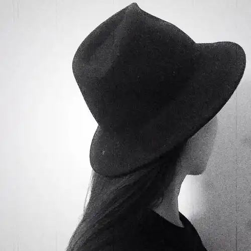 女生头像 #背影 #黑色 #复古 #背景 #壁纸 #锁屏 #图转自朋友相册