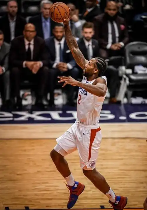 伦纳德飞身扣篮