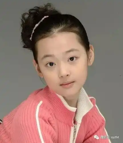 崔雪莉豪车内自拍皮肤白如雪,被质疑打美白针粉丝回应:天生就白