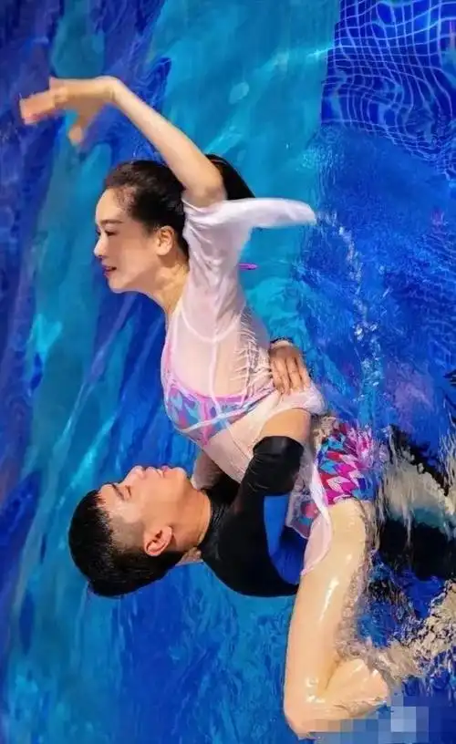 左小青有多迷人?当她穿着清凉下水那一刻,网友:真是人间尤物