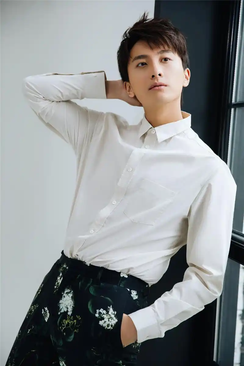 牛骏峰简约风牛骏峰笑容温暖牛骏峰帅气袭人牛骏峰阳光居家返回搜狐