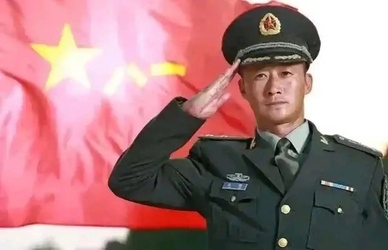 吴京晒军装照片遭大v质疑:不是军人别乱穿.