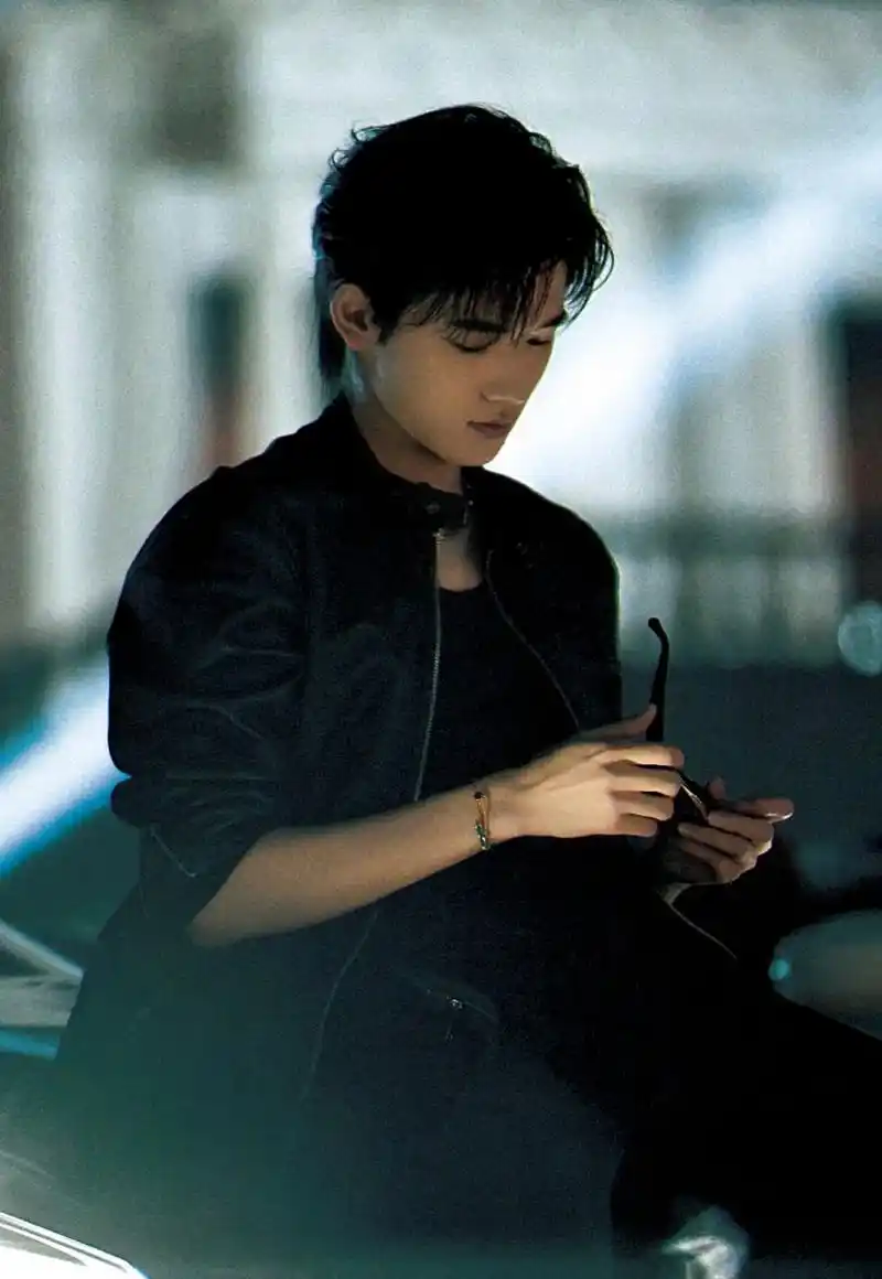 宋亚轩氛围感真的超绝啊!