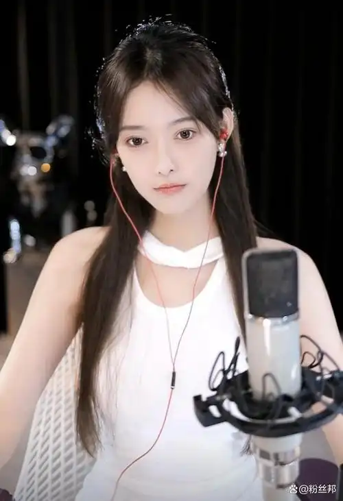 美女主播芮甜甜因为无法偿还违约金重回yy直播后,重新签约了大佛的