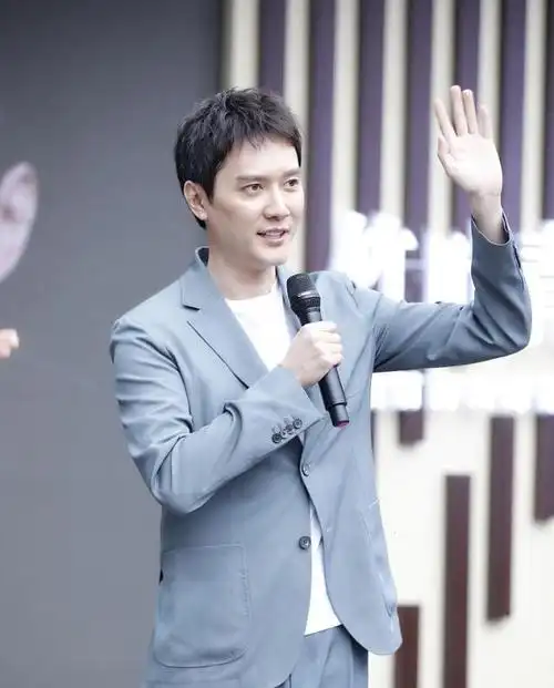 冯绍峰当奶爸后首次亮相,笑脸迎人热情互动,网友:赚奶粉钱了