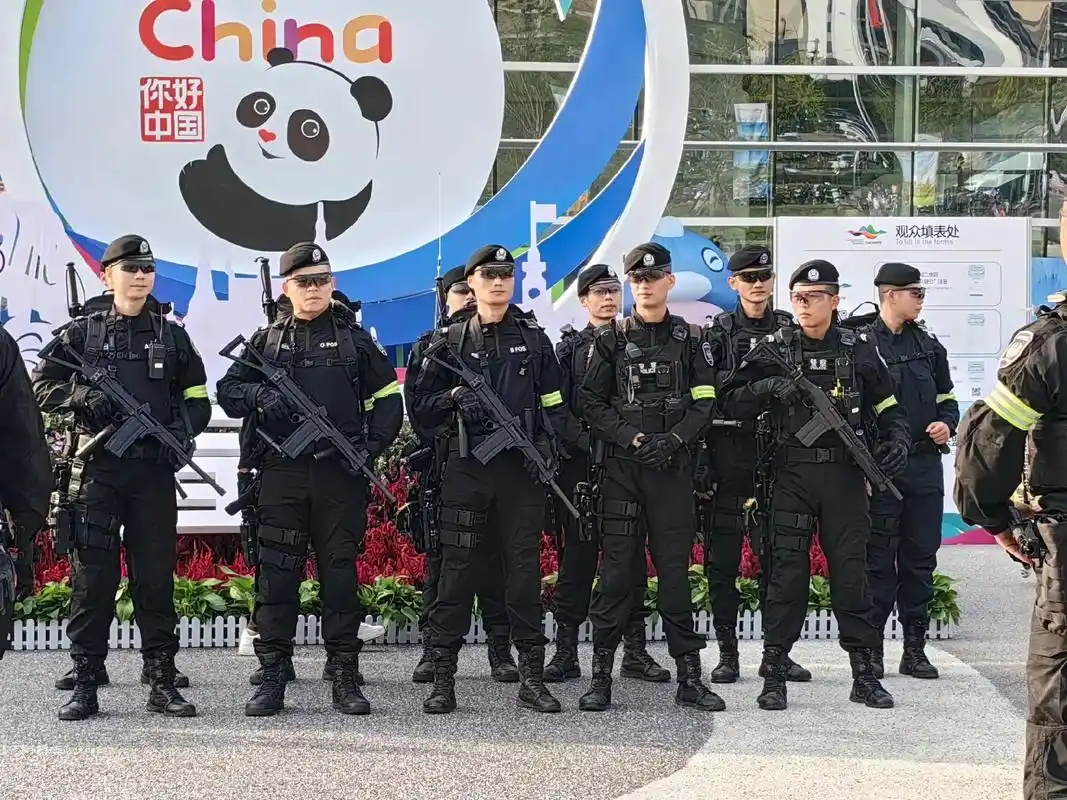 看到帅哥特警突击队都蜂蛹拍照.very smart and  - 抖音