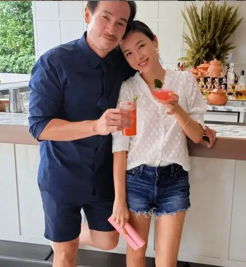 陈豪夫妇吃饭享受二人世界陈茵媺称如今被老公看着依旧心跳加速