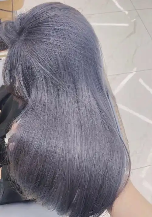 头发的人越来越多了大多数人还在染茶色的蓝灰色染的人比较少十冷艳