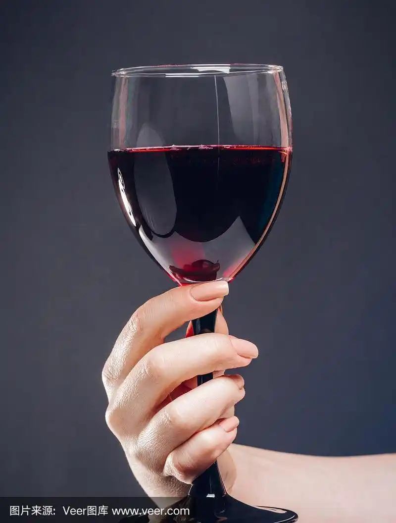 女人手里拿着一杯红酒