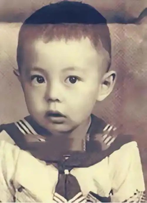 小时候的张铁林,长得就眉清目秀.