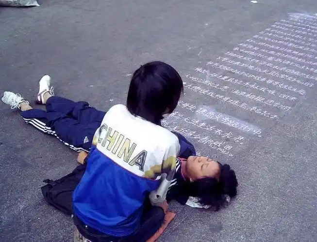 网络图片而最令人感到心酸的,是女孩的身亡,会让本就不理想的家庭