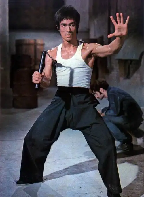 矫健的身形,锐利的目光,无敌的气场,李小龙的魅力永不会消退|李小龙