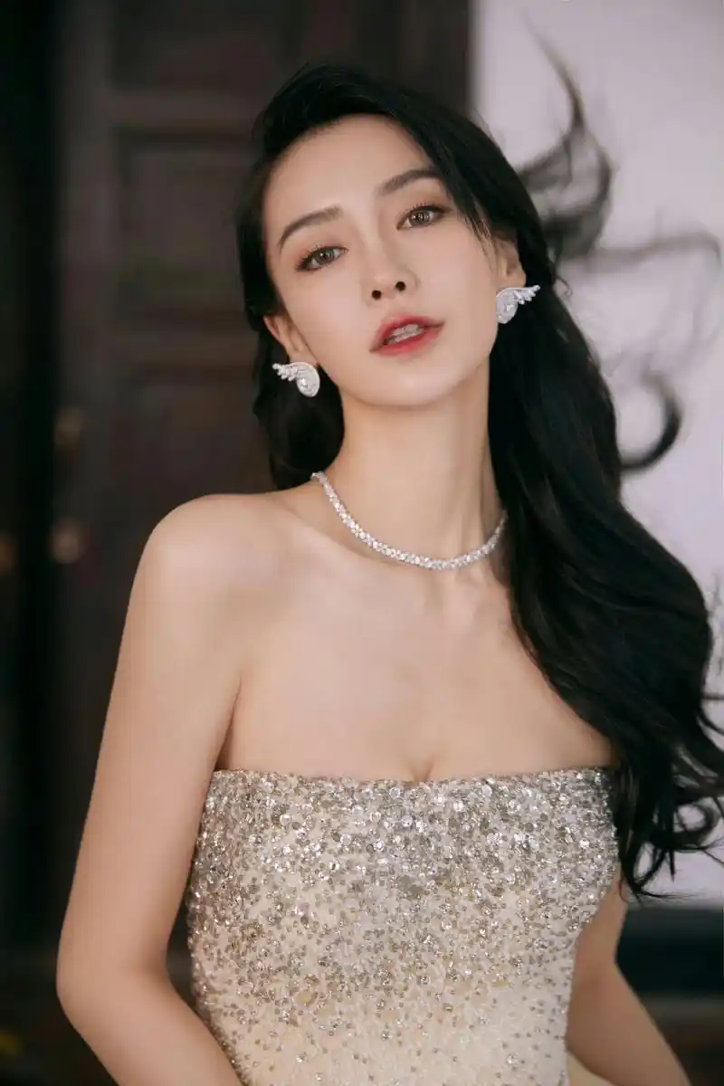 angelababy-盛世容颜-笑脸vs冷脸图片分享
