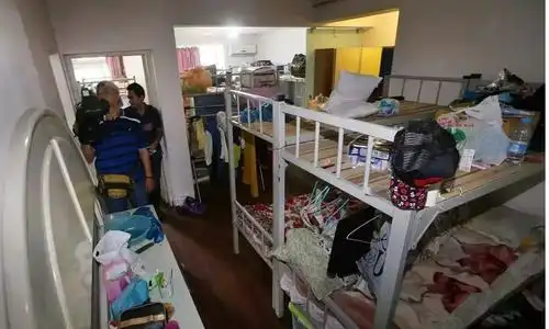 神马?100平米群租房挤了36张床位