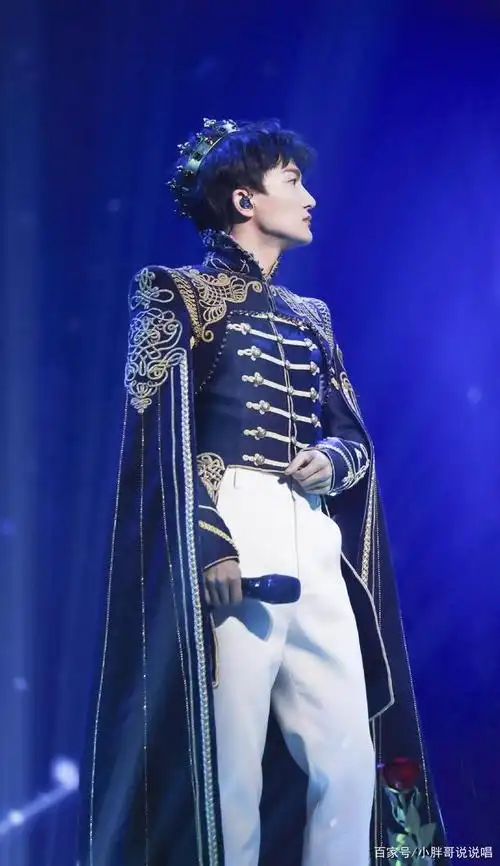 2016年周深一袭女装登上了蒙面唱将猜猜猜的舞台