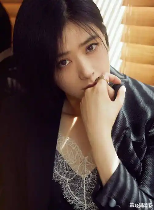 40岁蒋欣身材凹凸有致,让人挪不开眼!_魅力十足_智慧_女性