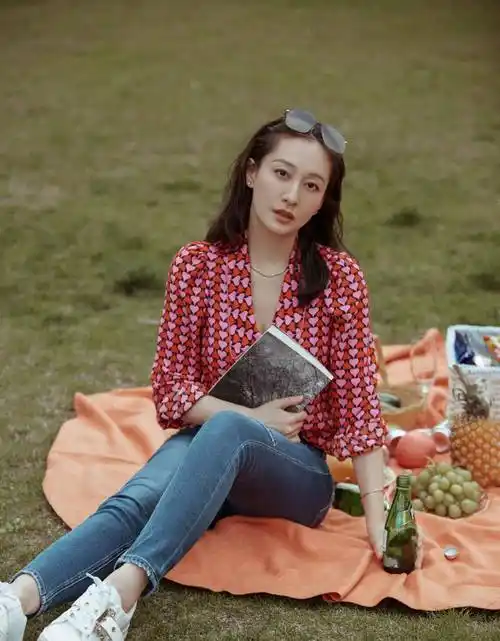 "最美女警"著名主持人董维嘉郊外写真,拥有天使面容,知性内涵_照片