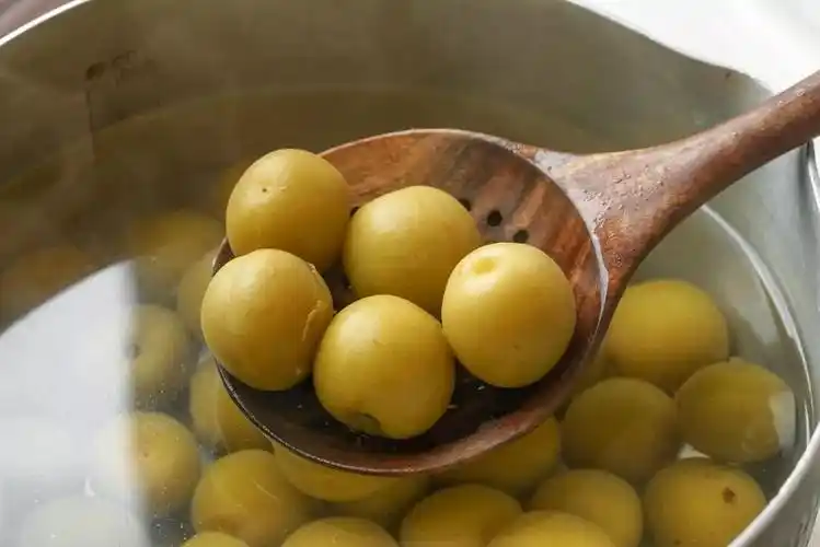 2,浸泡后直接倒入锅中略煮2分钟左右至青梅完全变色,捞出沥干水分.