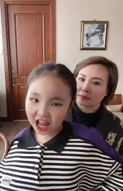 刘能王小利三胎女儿曝近照脸蛋圆润好可爱戴一堆金耳环引热议