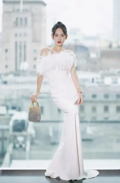 张嘉倪连续两天出席大型活动!礼服颜色有深意,活出丧偶新高度!