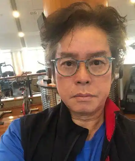 原创歌坛天王谭咏麟近照曝光年近古稀尽显沧桑嘴上戴的口罩亮了