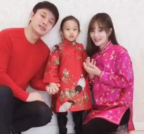 贾乃亮晒全家福李小璐甜馨都被他黑惨了图