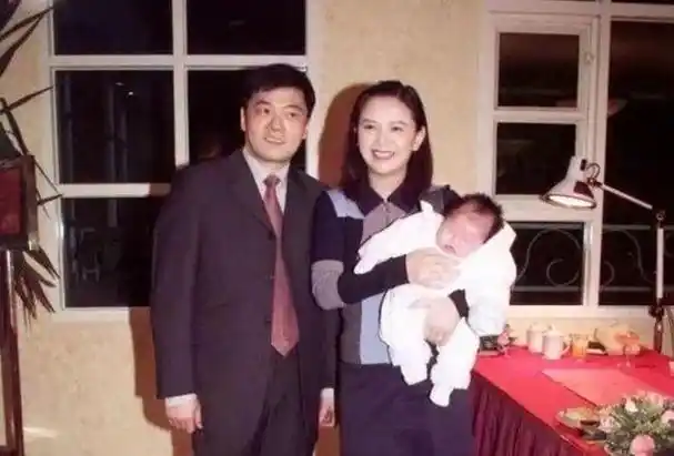 回顾曾华倩和老公离婚后10年辛苦付出把儿子培养成了游泳健将