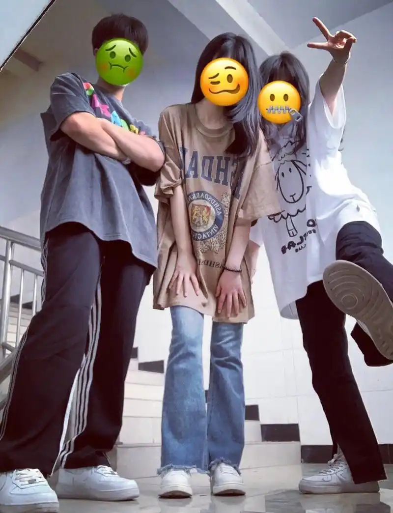 分享一波三人拍照姿势05