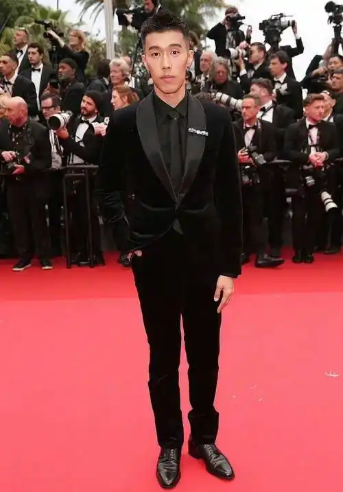 周游身上这种痞帅的气质的确很吸睛,这也是他总是能够被电影导演青睐