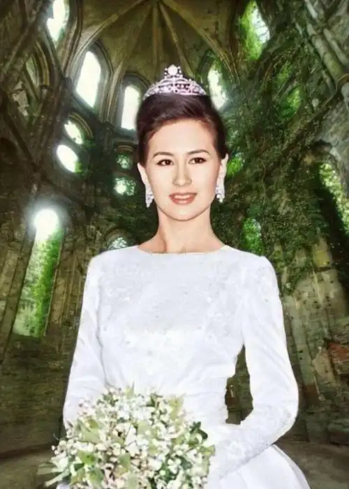 赌王17个子女中独宠何超琼长相贵气身材福态58岁依旧美艳动人