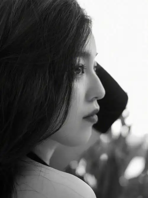 黑白大片侧颜杀美女