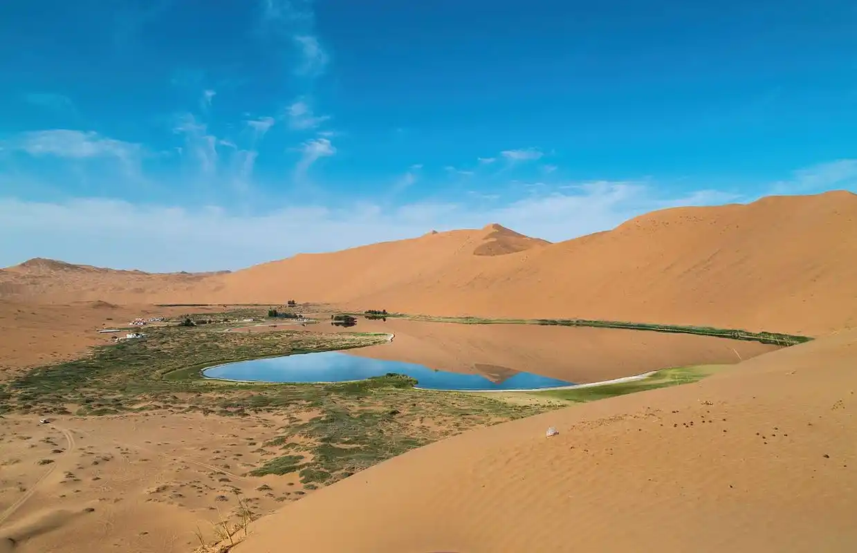 中国最美沙漠——巴丹吉林沙漠  位于内蒙古自治区西部阿拉善盟,它是