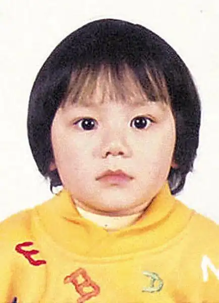 邓紫棋从小就是一个眼睛大的萌妹子.