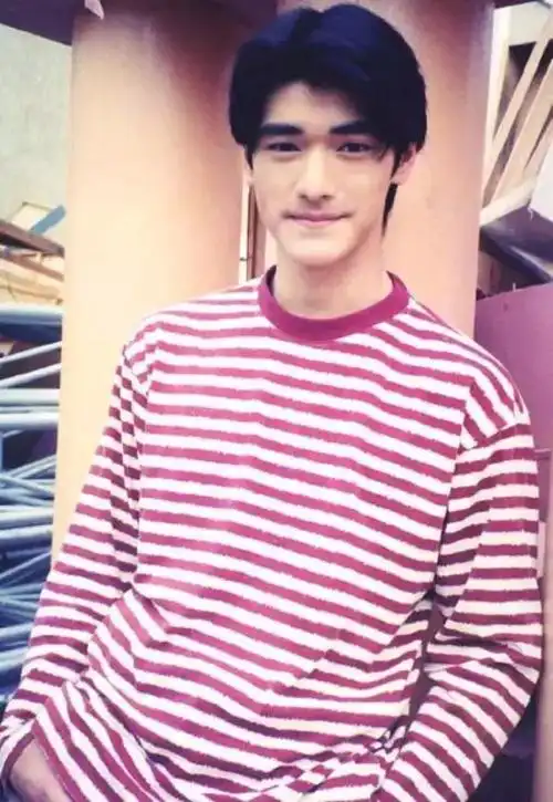 金城武时隔三年接活穿毛衣面色深沉47岁颜值身材依旧能打