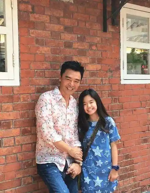 原创钟镇涛16岁的女儿美出圈穿吊带清新雅致梦想是做模特