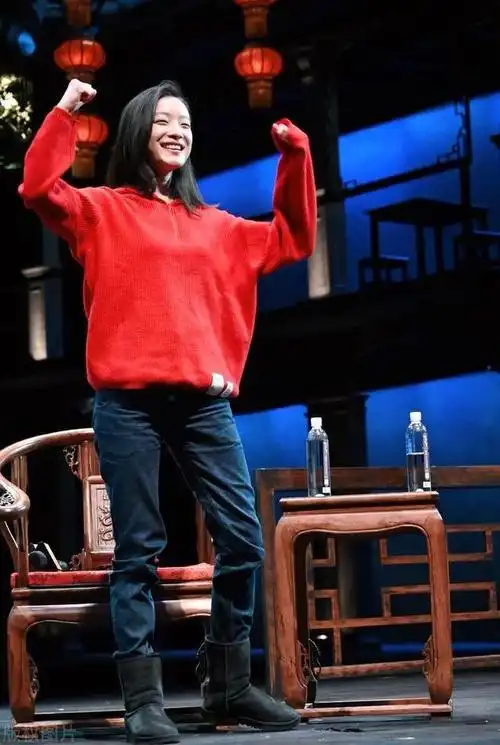 倪妮的仙气十足,银色长裙开衩高至大腿根,身姿完美惊艳举世!