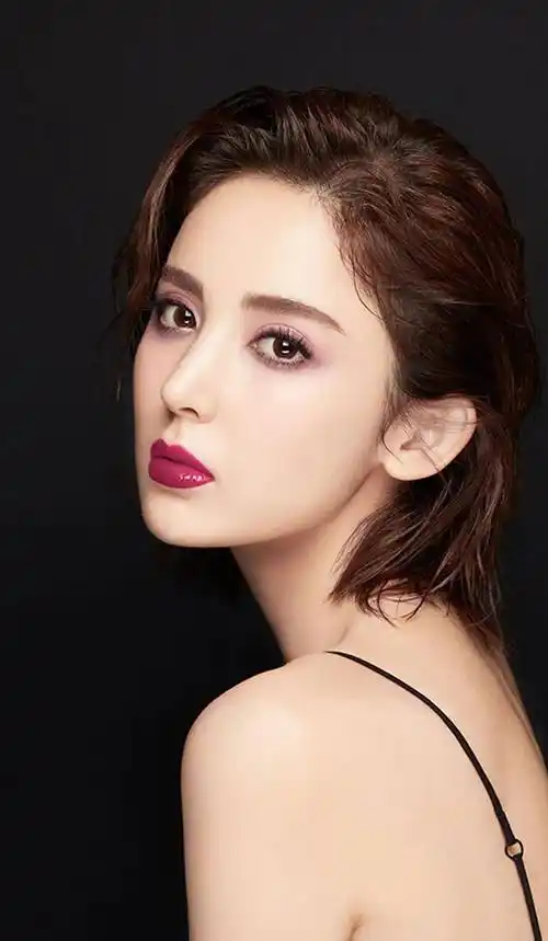 古力娜扎#异域风情美女,黑色吊带连衣裙,惊艳全场简直绝美_身材_巡靠