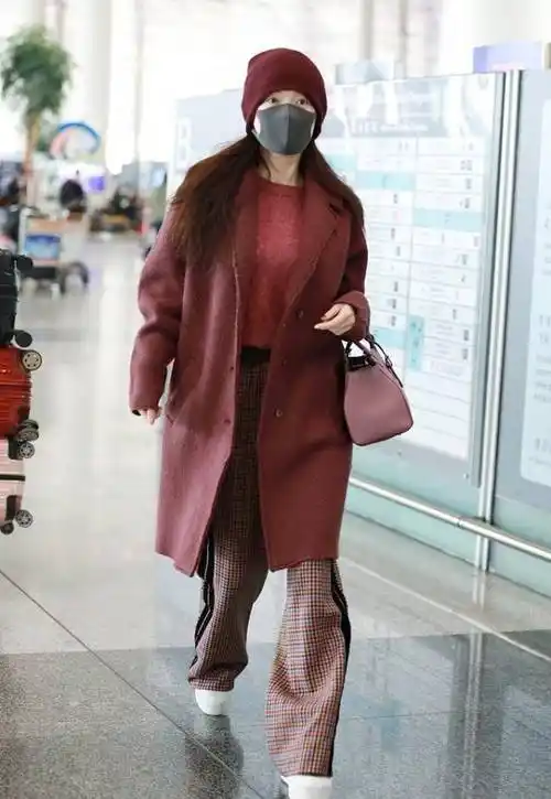 原创霍思燕这次的造型翻车了穿一身奶奶装现身机场看着老了十岁