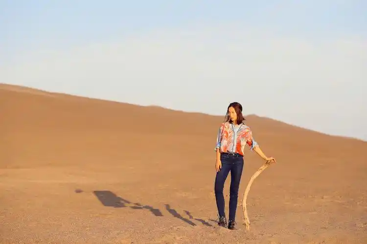 江一燕封面大片曝光悠然自在似大漠精灵