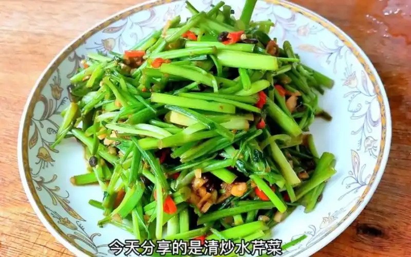 这个季节正是吃水芹菜的时候,炒上一盘清香脆嫩,爽口又解腻