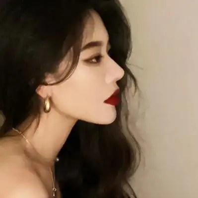 侧脸红唇唯美女生头像 高清成熟好看的侧脸红唇