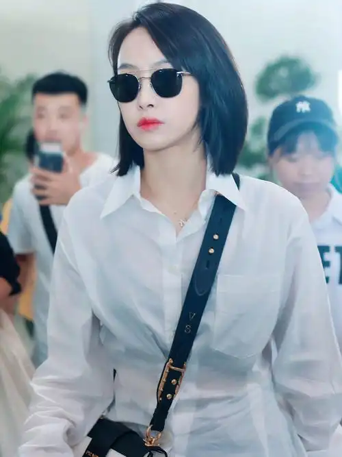 宋茜机场照原来白衬衫还可以这么搭帅气不失甜美