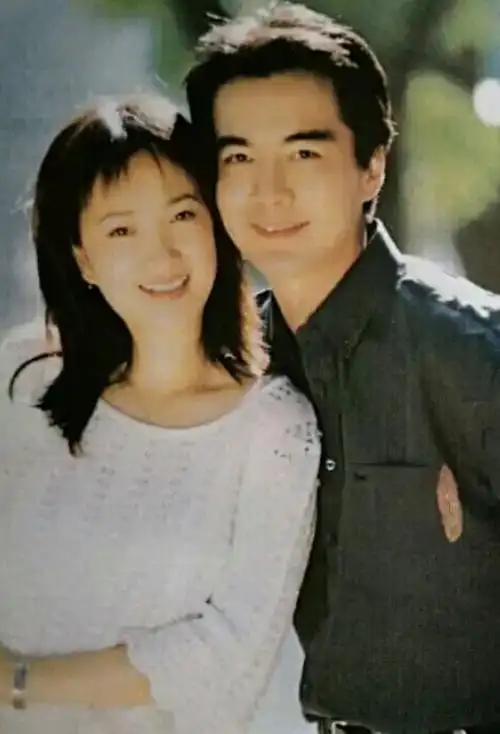 许亚军:一婚妻子离世,与何晴遗憾离婚,四婚娶娇妻获得幸福