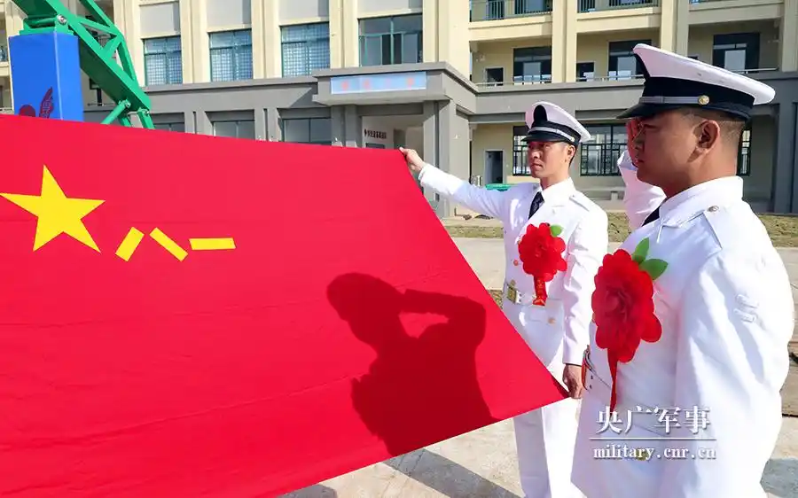 海军陆战队某旅举行退役士兵向军旗告别仪式