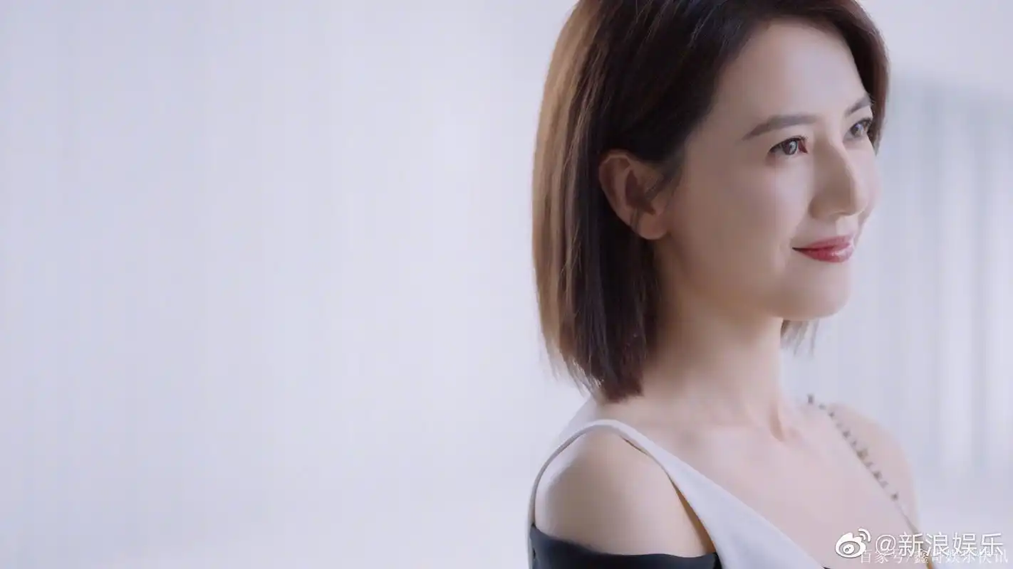 高圆圆最新写真,露肩简约长裙,笑容倾国倾城