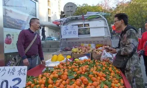 了解情况后,记者陪同小李再次来到了商业街口这家售卖水果的摊位前.