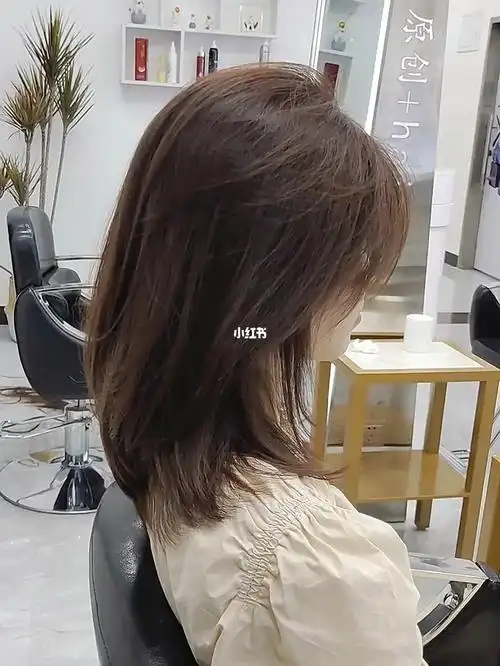 八字刘海  #减龄发型  #显白发色  #冷茶棕色  #自然卷  #沙发